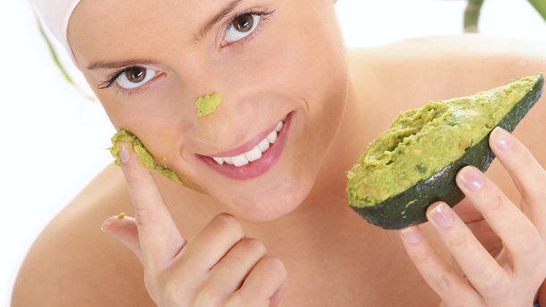 avocado-gesichtsmaske-ist-ein-perfekter-feuchtigkeitsspender-fuer-trockene-haut.jpg