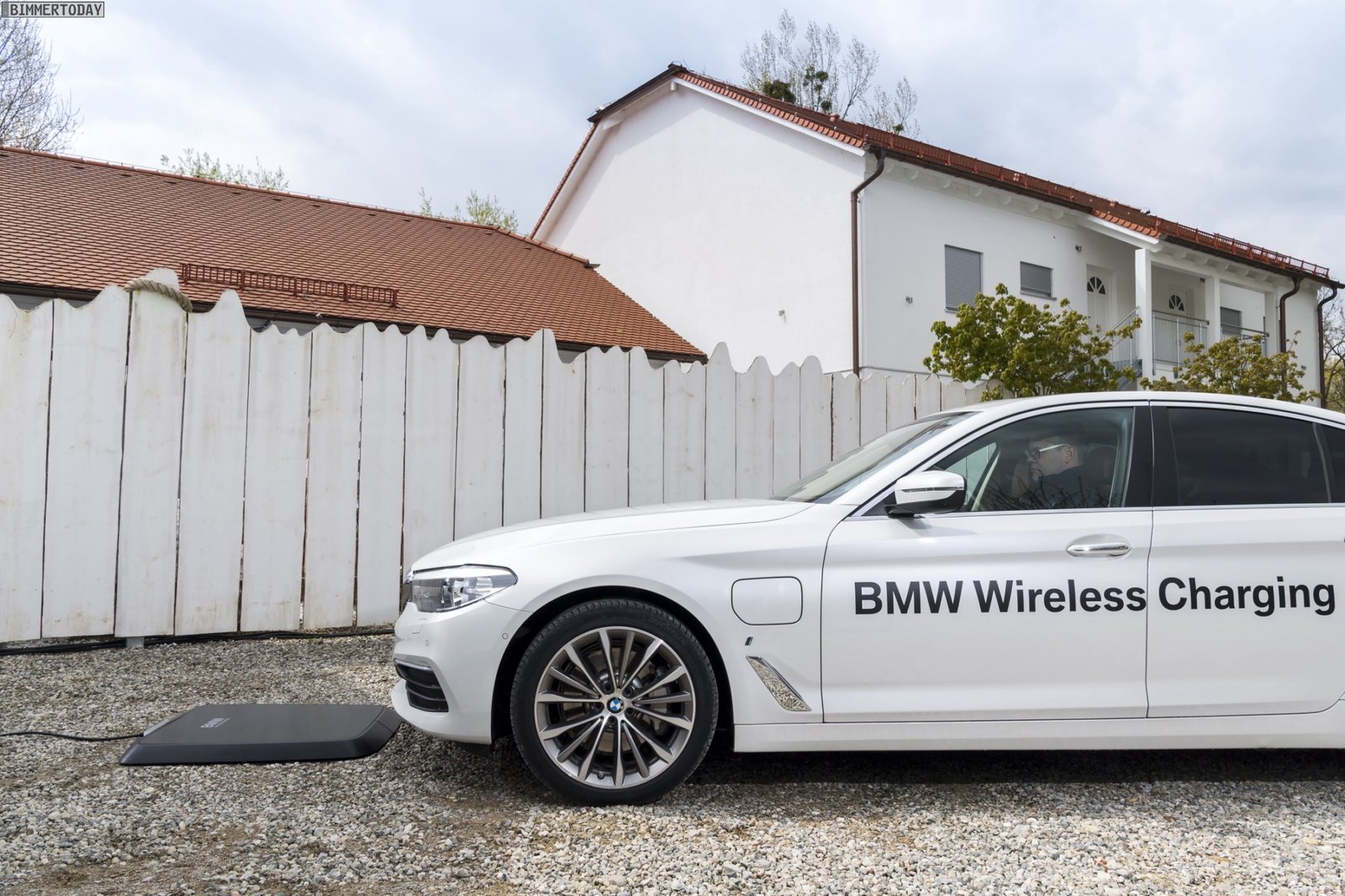 BMW-Wireless-Charging-2018-induktives-Laden-530e-iPerformance-03.jpg