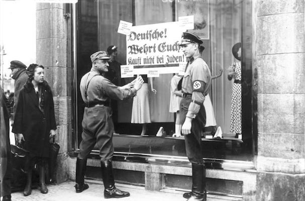 Bundesarchiv_Bild_102-14468,_Berlin,_NS-Boykott_gegen_jüdische_Geschäfte.jpg