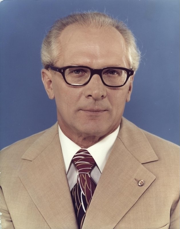 Bundesarchiv_Bild_183-R1220-401,_Erich_Honecker.jpg