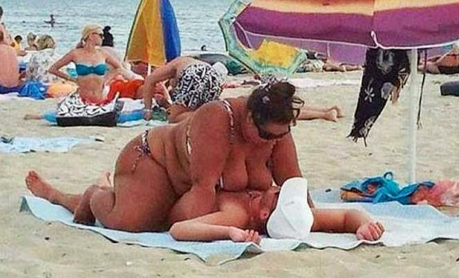 c9b4eb_dicke-Frau-quaelt-Mann-lustig-am-Wasser.jpg