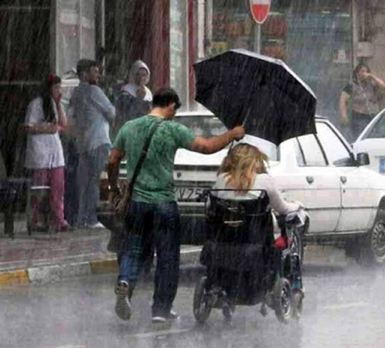 cool-rain-man-umbrella-helping.jpg