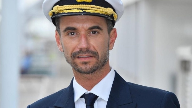 -das-traumschiff-florian-silbereisen-in-seiner-rolle-als-kapitaen-max-parger-.jpg