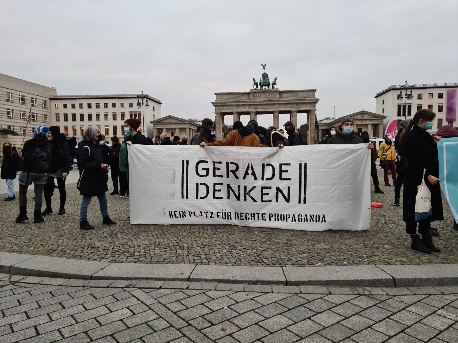 EnHRbmwVEAUpU-W.jpg