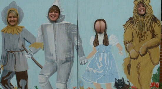 funny-wizard-oz-ass-arse-holiday-snap-but-pics_crop_550x302.jpg