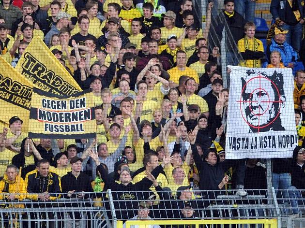 Fussball-Dietmar-Hopp-ist-den-Dortmunder-Fans-ein-Dorn-im-Auge.jpg