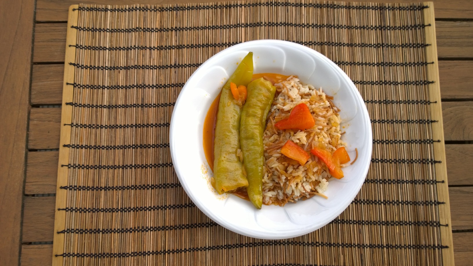 Gefüllte Paprika und Reis als Beilage.jpg