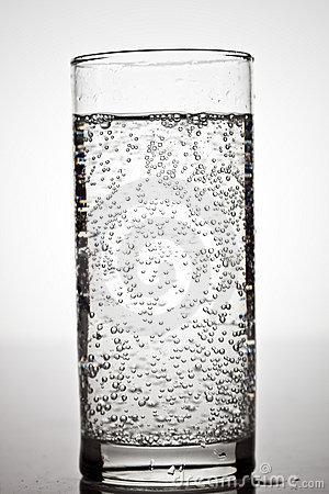 glas-mineralwasser-13008680.jpg