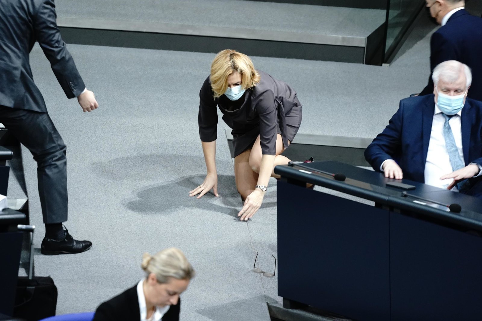 julia-kloeckner-deutscher-bundestag-parlament-stur.jpg