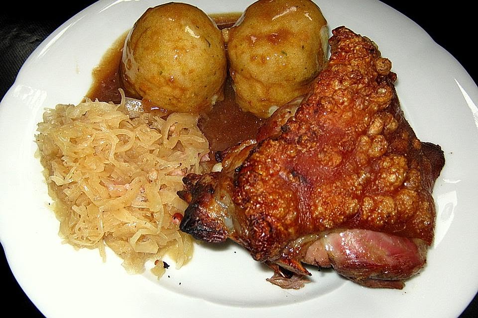 knusprige-schweinshaxe-mit-sauerkraut.jpg