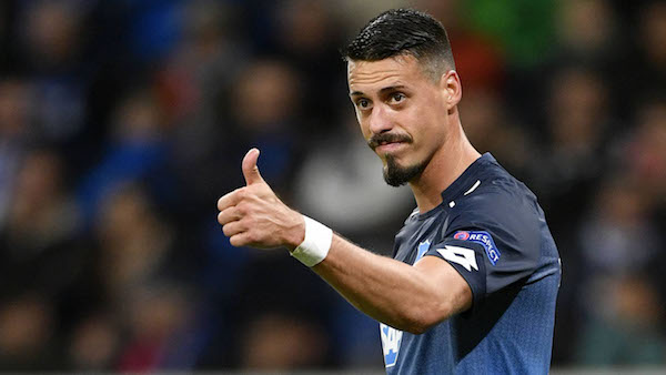 Sandro Wagner mit Daumen hoch.jpg