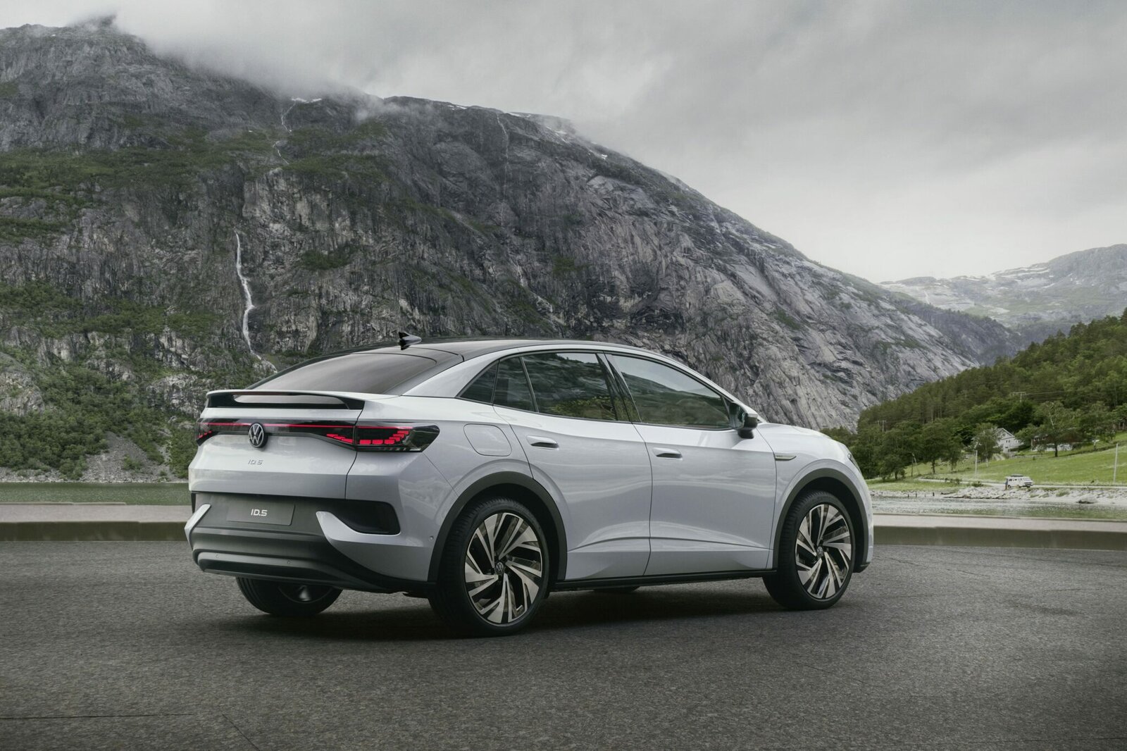 x11_VW_ID.5-min-scaled.jpg.pagespeed.ic.YflXAaOccC.jpg