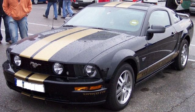 Ford_Mustang_2005_black_vl.jpg