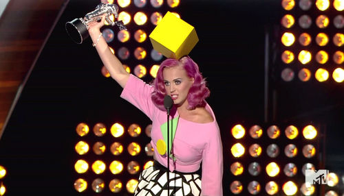 katy-perry-mit-einem-mtv-video-music-award.jpg