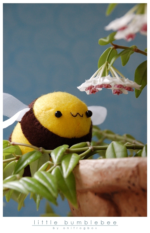 little_bumblebee_by_onifrogbox.jpg