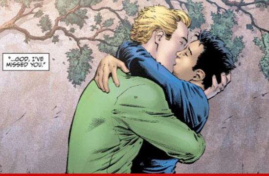 0601-green-lantern-kiss-1.jpg