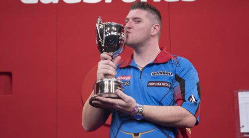 Daryl-Gurney-kuesst-Pokal-thumb.jpg