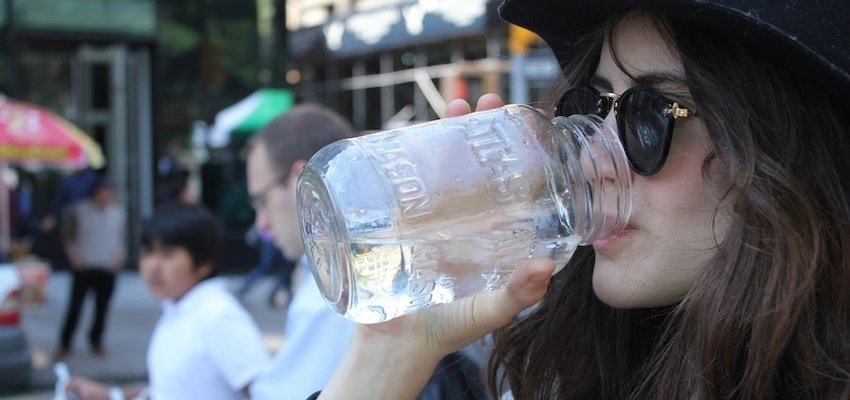 LaurenSingerDrinkingFromMasonJar-850x400.jpg