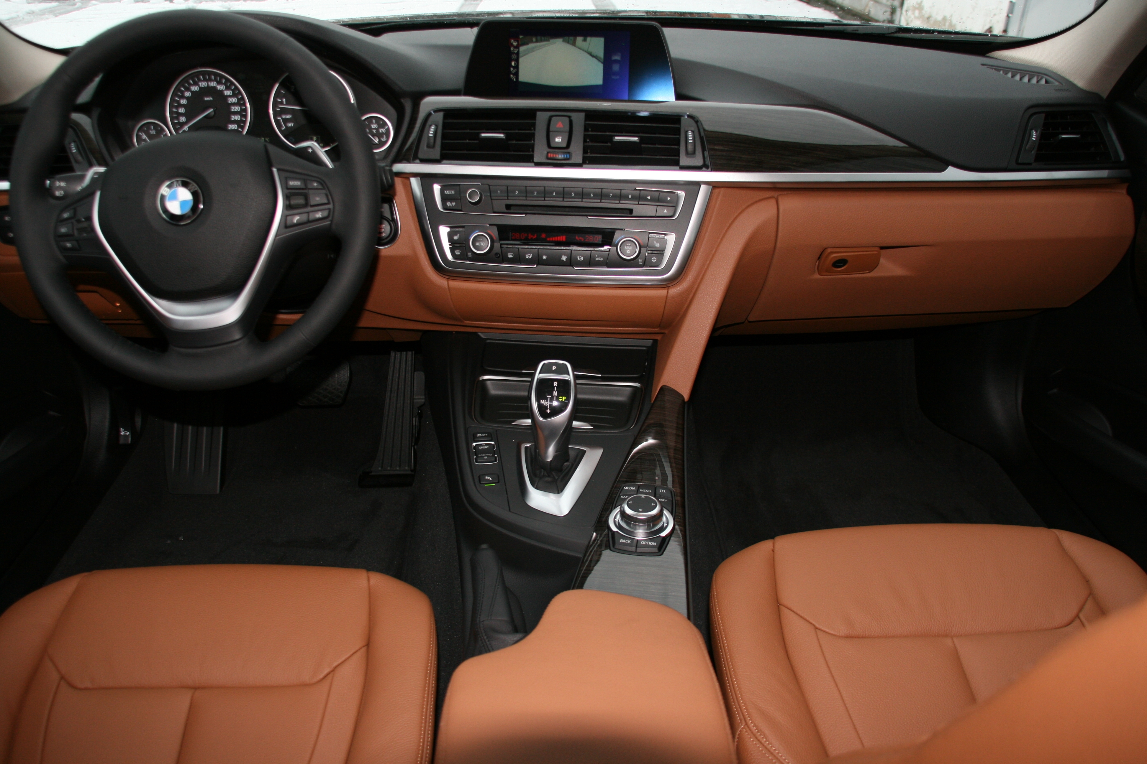 BMW_328i_F30_2012_Armaturenbrett.jpg