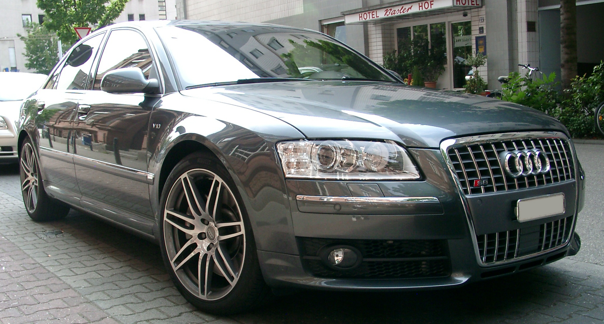 Audi_S8_front_20070523.jpg