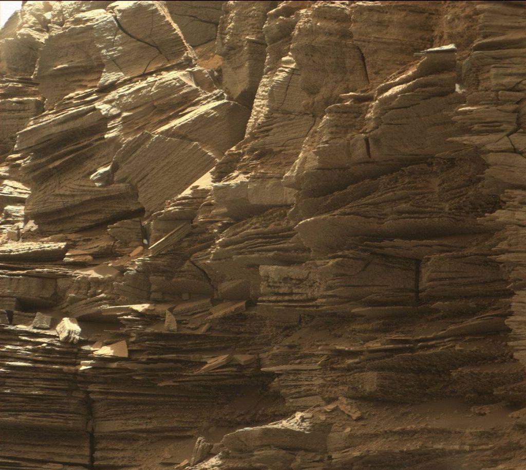 mars-curiosity-rover-msl-rock-layers-PIA21043-br2.jpg