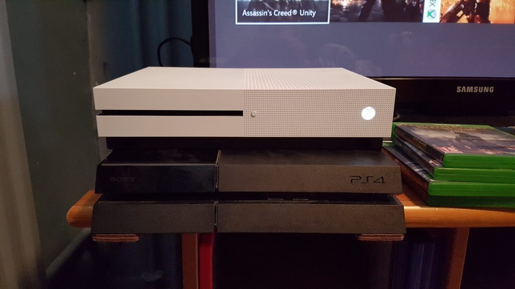 Xbox-One-S-vs-PS4-2.jpg
