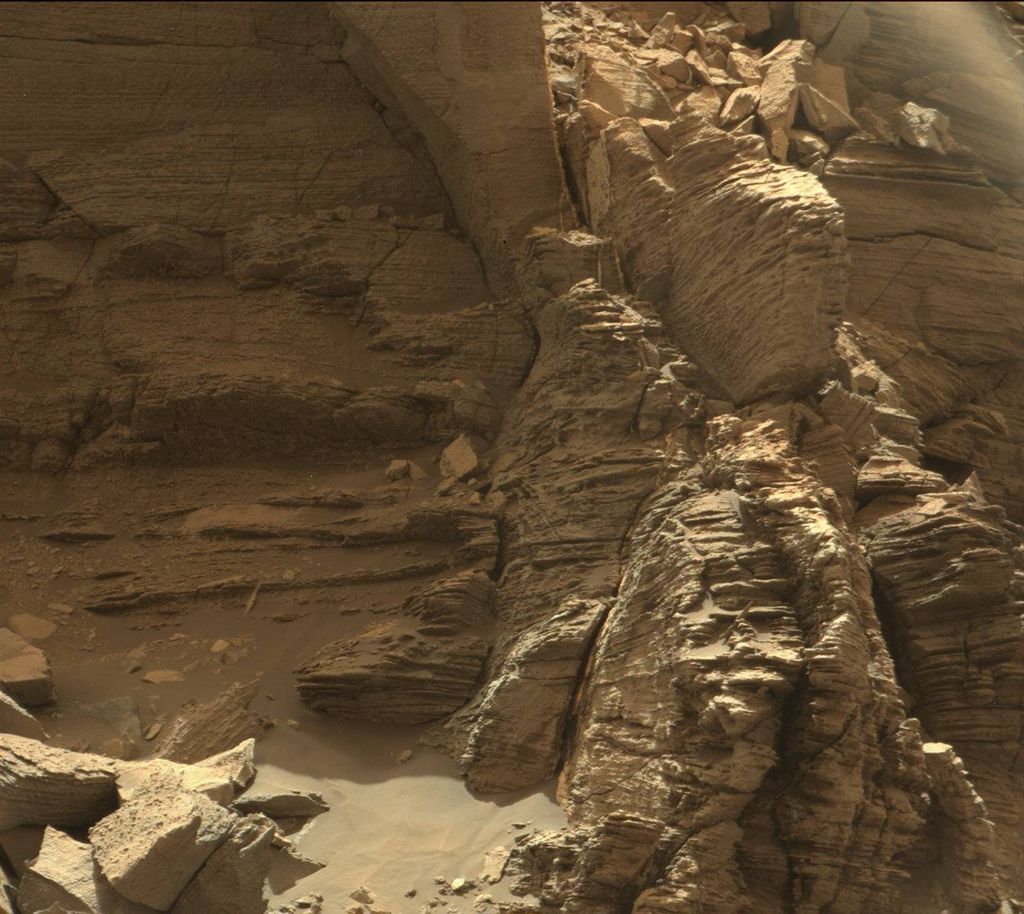 mars-curiosity-rover-msl-rock-layers-PIA21044-br2.jpg