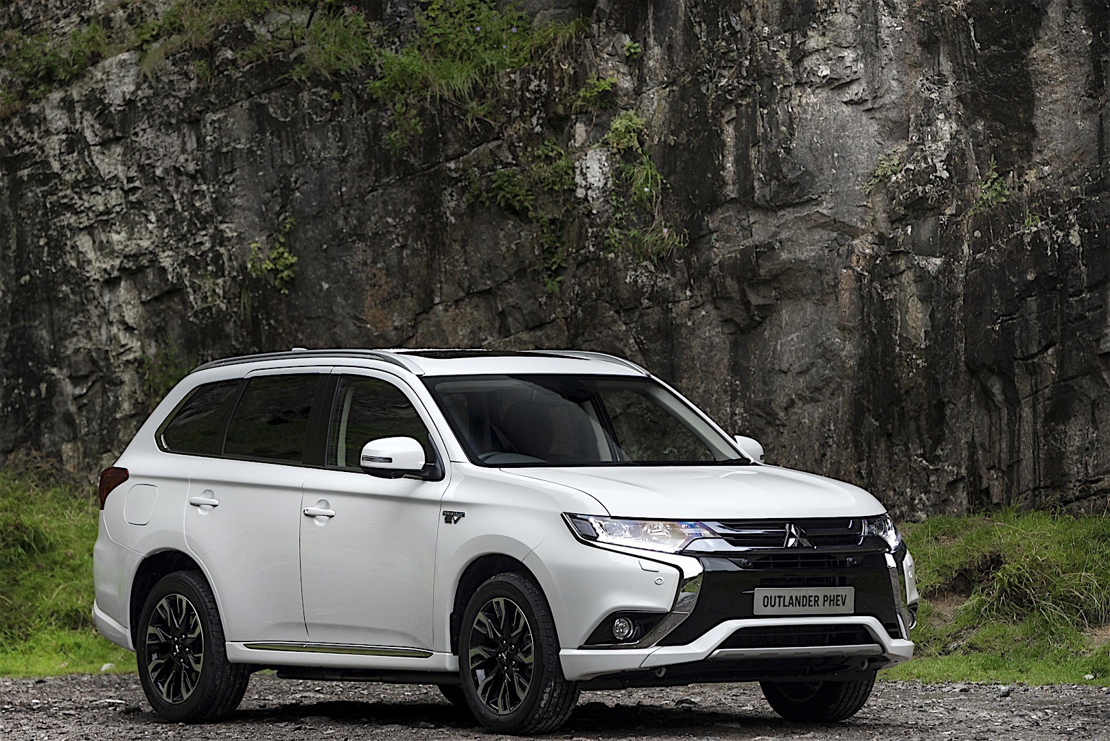 MITSUBISHI-Outlander-PHEV-5615_19.jpg