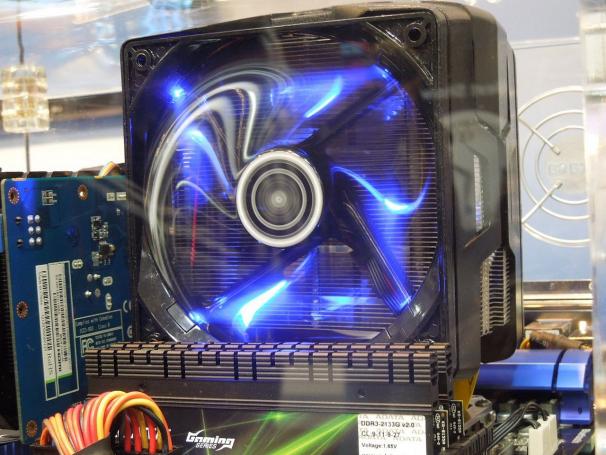 Sapphire-CPU-Kuehler-Vapor-X-00005.jpg