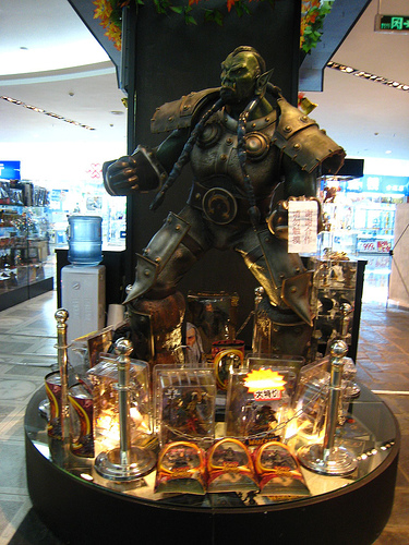 Thrall_statue,_Pekin_2006.jpg