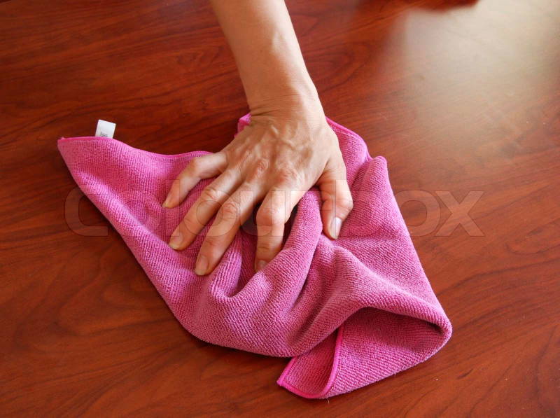 1662872-525736-hand-wischt-holzoberflache-mit-rosa-lappen.jpg