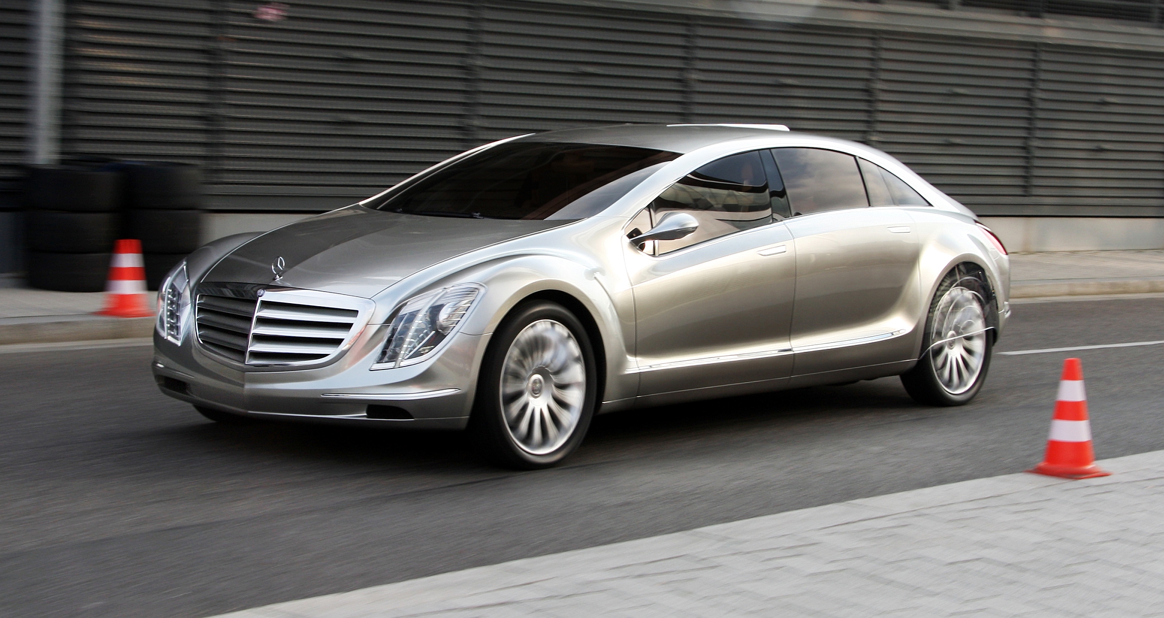 Mercedes-Benz_F700_amk.jpg