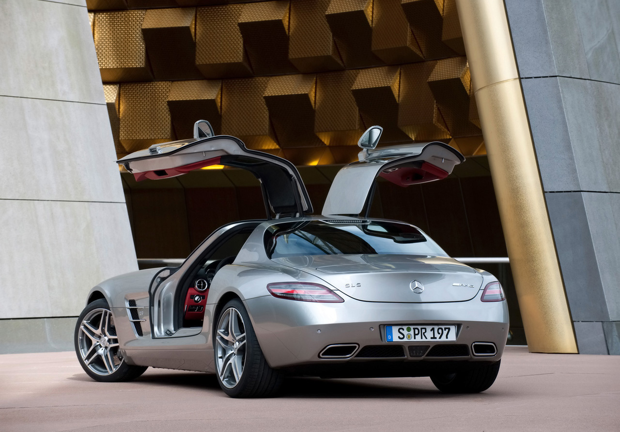 2010-Mercedes-Benz-SLS-AMG-back-view.jpg