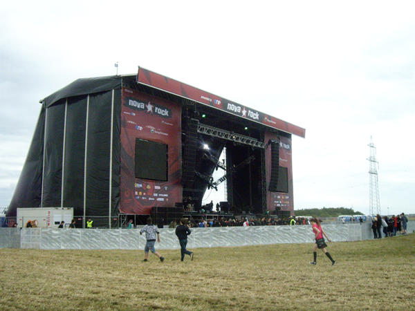 Red_Stage_NovaRock_2008_by_riporflip.jpg