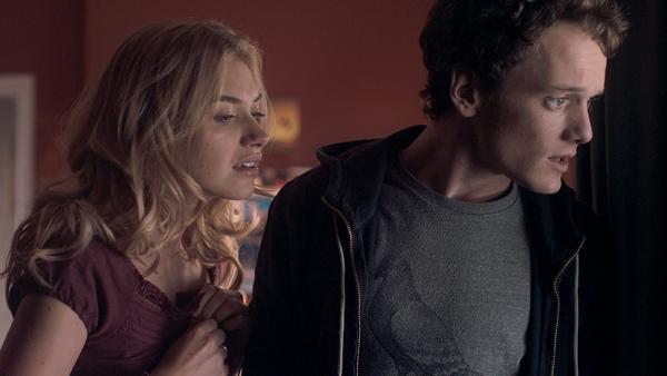 fright-night-poots-and-yelchin.jpg