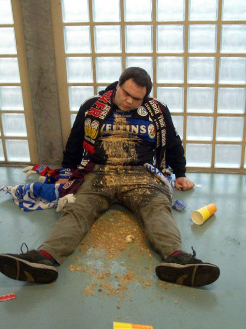 vollgekotzter-schalke-fan.jpg